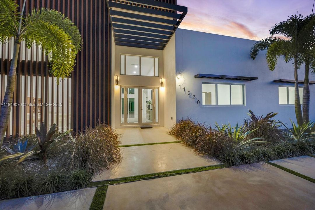 Recently Sold: $4,695,000 (5 beds, 6 baths, 5943 Square Feet)