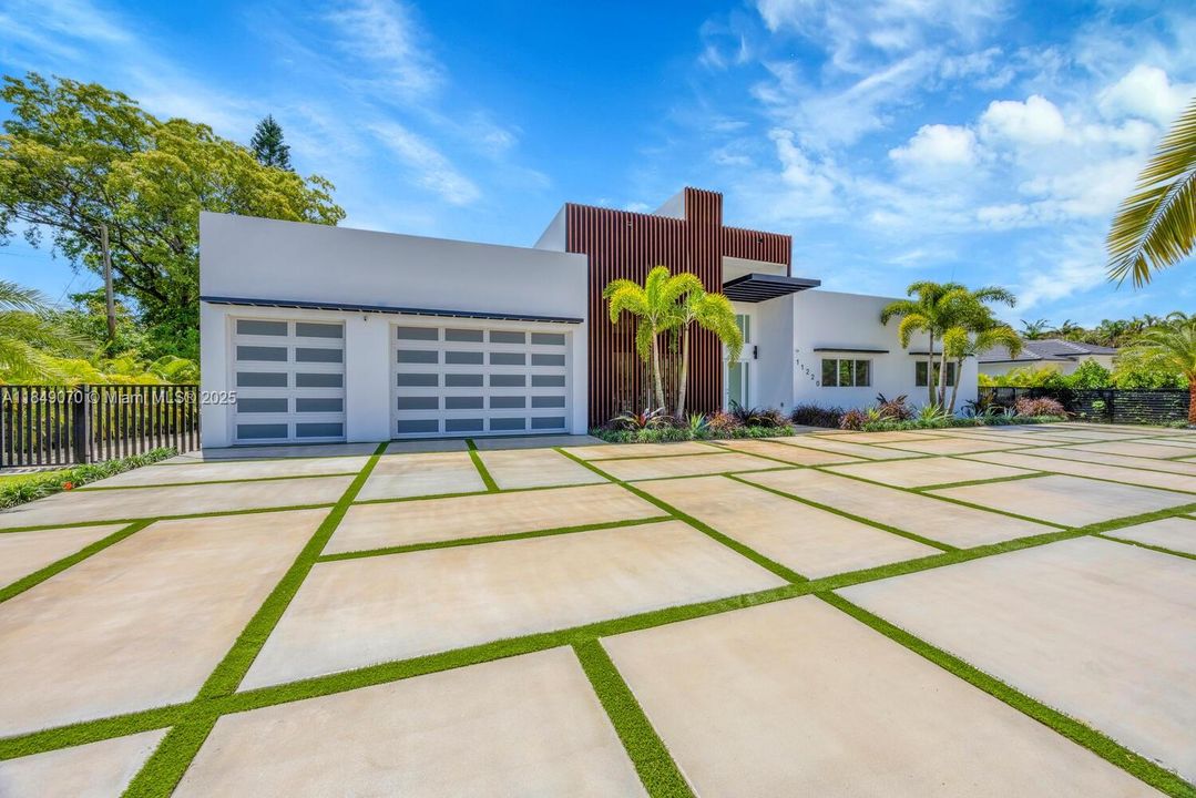 Recently Sold: $4,695,000 (5 beds, 6 baths, 5943 Square Feet)