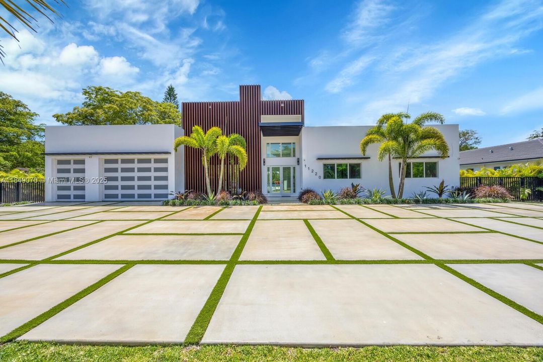 Recently Sold: $4,695,000 (5 beds, 6 baths, 5943 Square Feet)