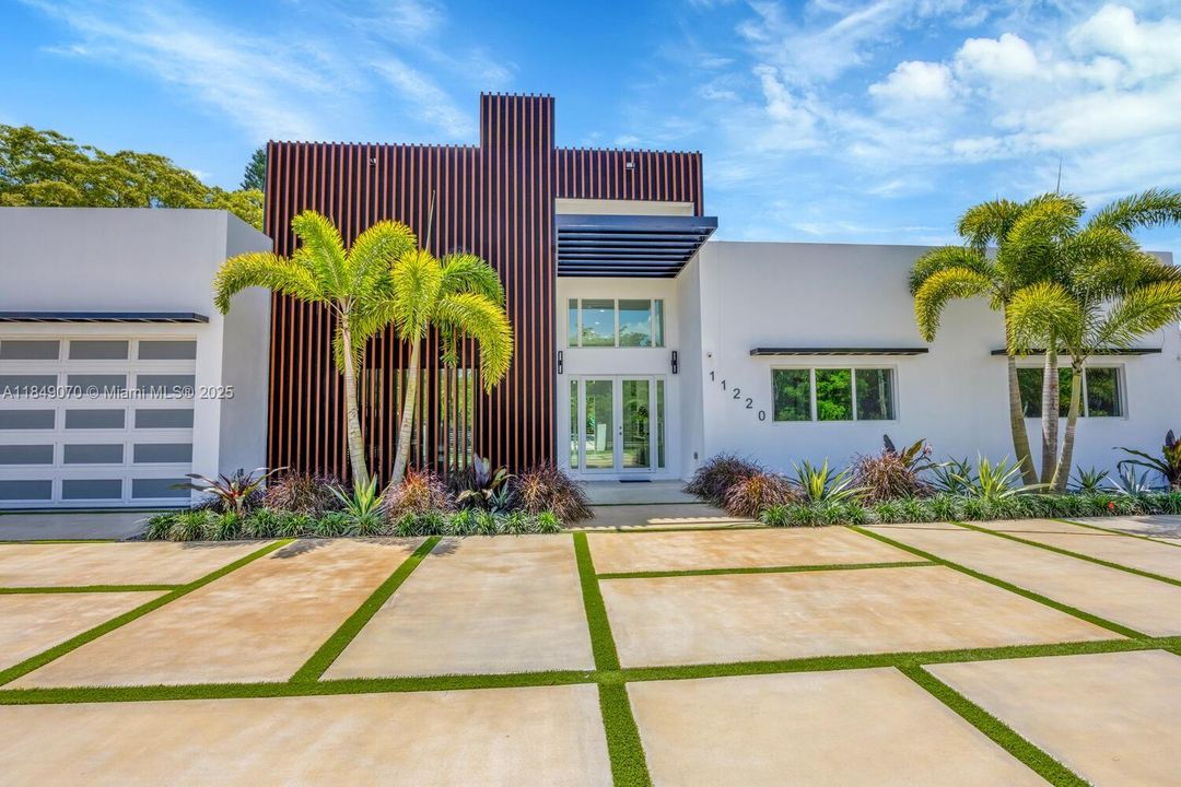 Recently Sold: $4,695,000 (5 beds, 6 baths, 5943 Square Feet)