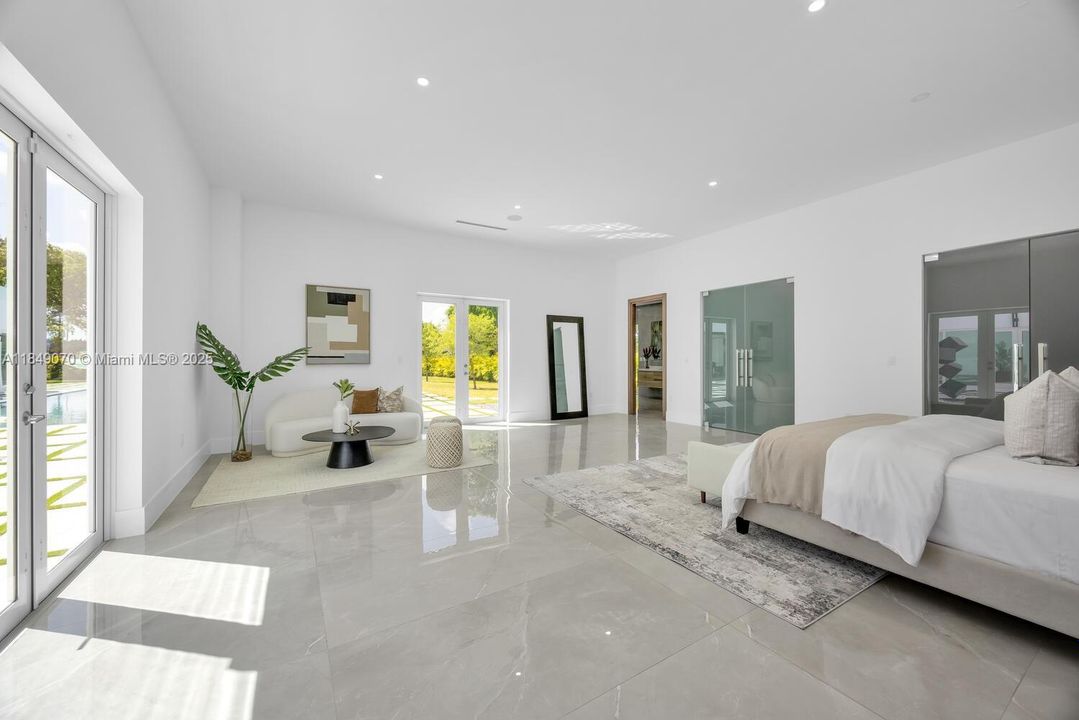 Recently Sold: $4,695,000 (5 beds, 6 baths, 5943 Square Feet)