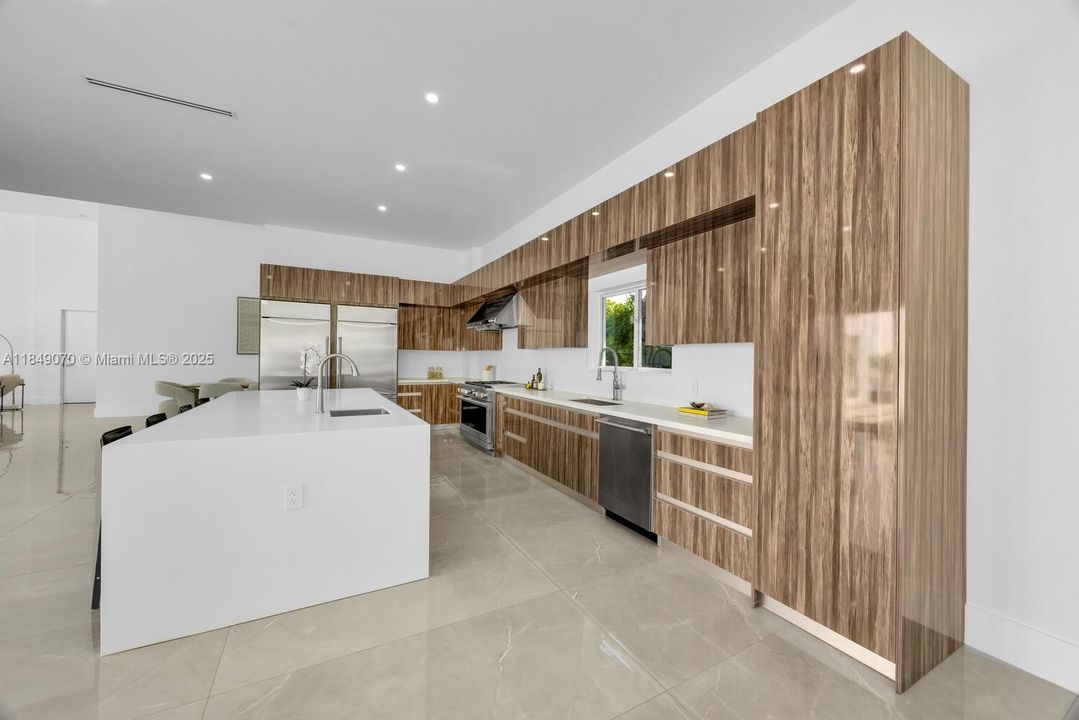 Recently Sold: $4,695,000 (5 beds, 6 baths, 5943 Square Feet)