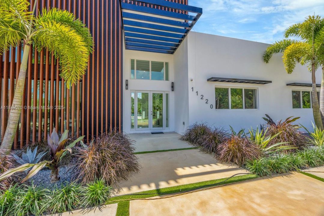 Recently Sold: $4,695,000 (5 beds, 6 baths, 5943 Square Feet)