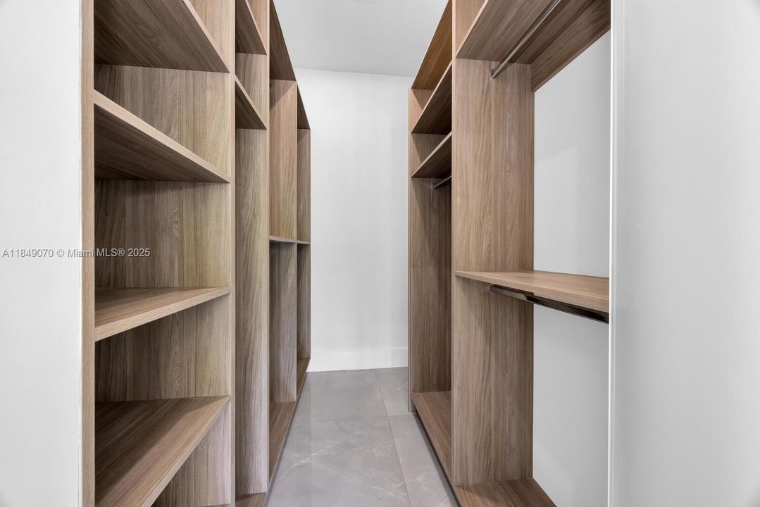 Recently Sold: $4,695,000 (5 beds, 6 baths, 5943 Square Feet)