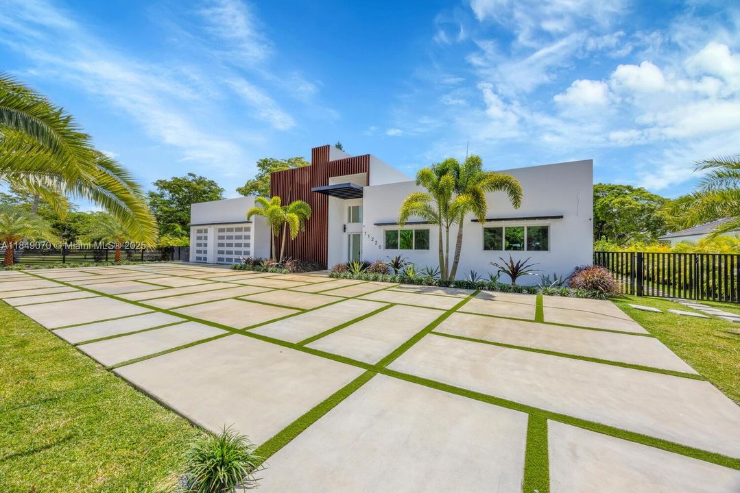 Recently Sold: $4,695,000 (5 beds, 6 baths, 5943 Square Feet)