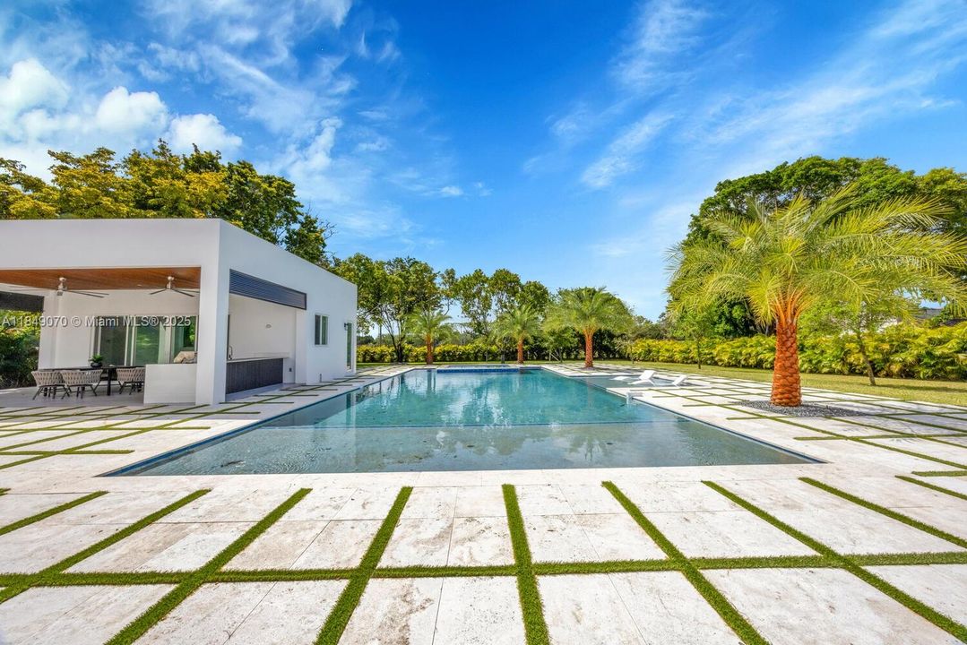 Recently Sold: $4,695,000 (5 beds, 6 baths, 5943 Square Feet)