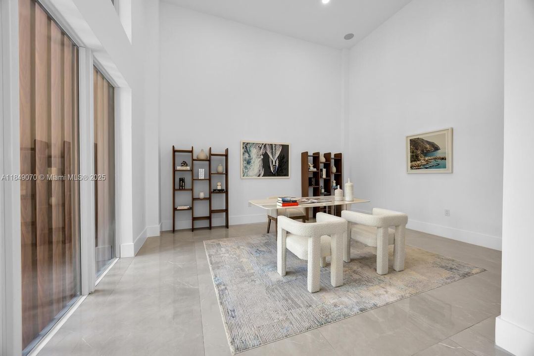 Recently Sold: $4,695,000 (5 beds, 6 baths, 5943 Square Feet)