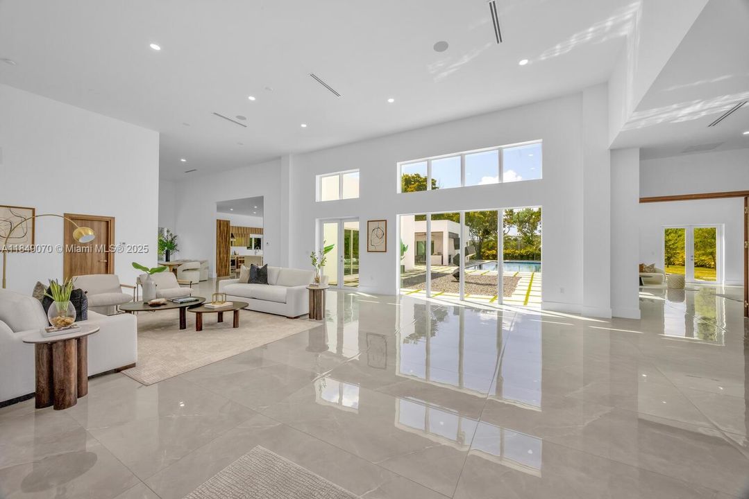 Recently Sold: $4,695,000 (5 beds, 6 baths, 5943 Square Feet)