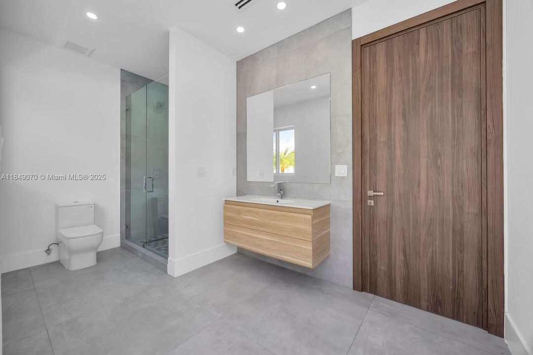 Recently Sold: $4,695,000 (5 beds, 6 baths, 5943 Square Feet)