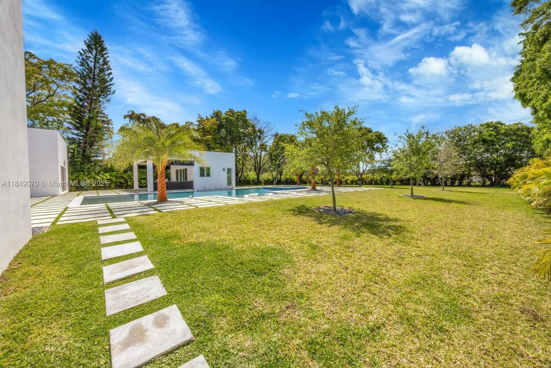 Recently Sold: $4,695,000 (5 beds, 6 baths, 5943 Square Feet)