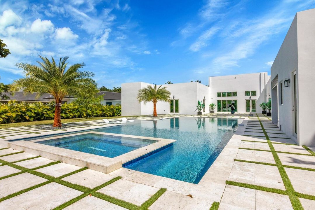 Recently Sold: $4,695,000 (5 beds, 6 baths, 5943 Square Feet)