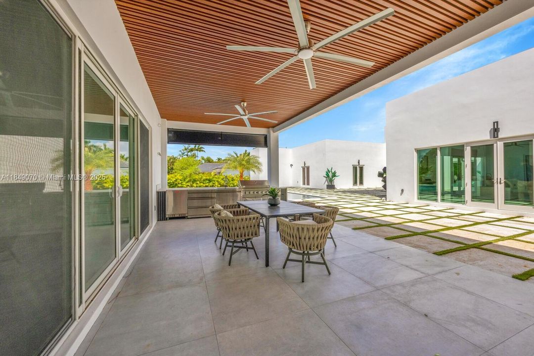 Recently Sold: $4,695,000 (5 beds, 6 baths, 5943 Square Feet)