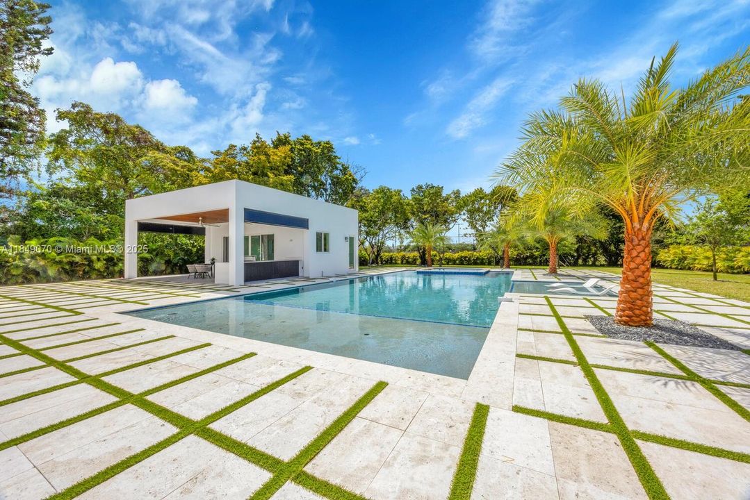 Recently Sold: $4,695,000 (5 beds, 6 baths, 5943 Square Feet)