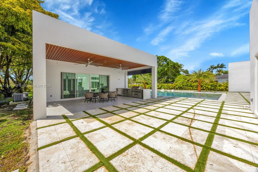 Recently Sold: $4,695,000 (5 beds, 6 baths, 5943 Square Feet)