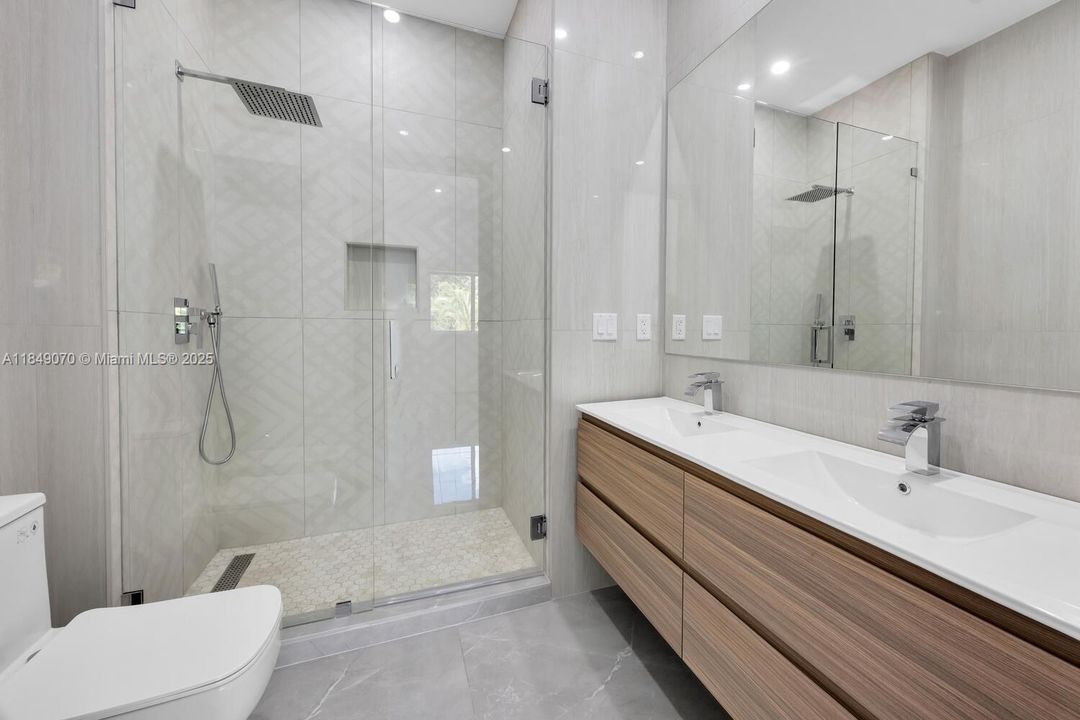 Recently Sold: $4,695,000 (5 beds, 6 baths, 5943 Square Feet)