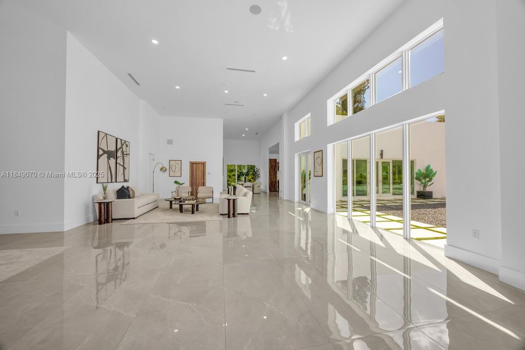 Recently Sold: $4,695,000 (5 beds, 6 baths, 5943 Square Feet)
