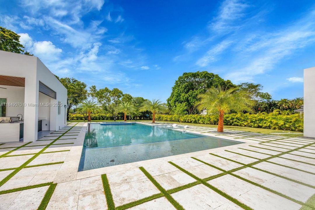 Recently Sold: $4,695,000 (5 beds, 6 baths, 5943 Square Feet)