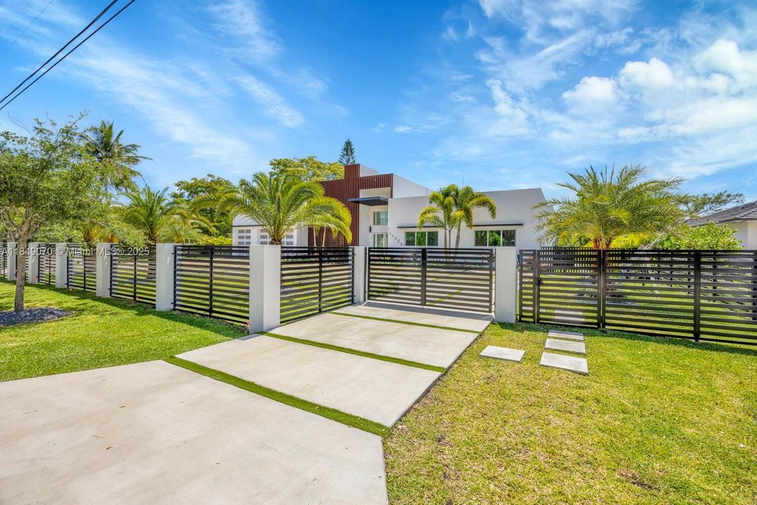 Recently Sold: $4,695,000 (5 beds, 6 baths, 5943 Square Feet)
