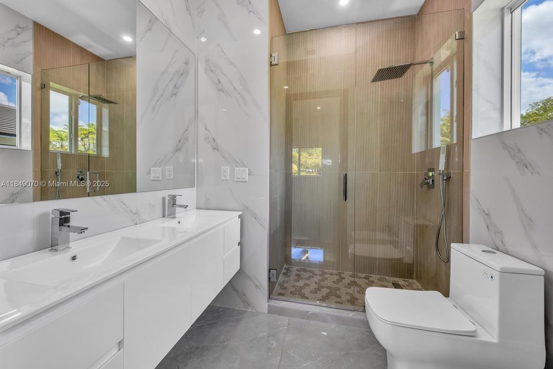 Recently Sold: $4,695,000 (5 beds, 6 baths, 5943 Square Feet)