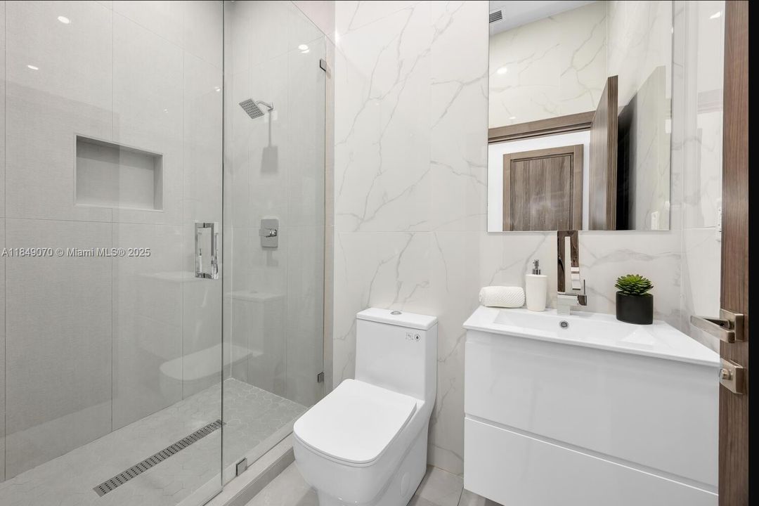 Recently Sold: $4,695,000 (5 beds, 6 baths, 5943 Square Feet)