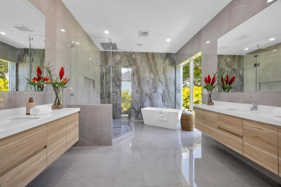 Recently Sold: $4,695,000 (5 beds, 6 baths, 5943 Square Feet)