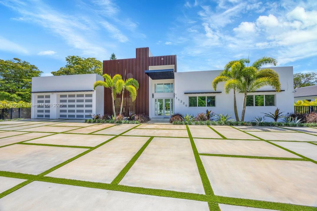 Recently Sold: $4,695,000 (5 beds, 6 baths, 5943 Square Feet)