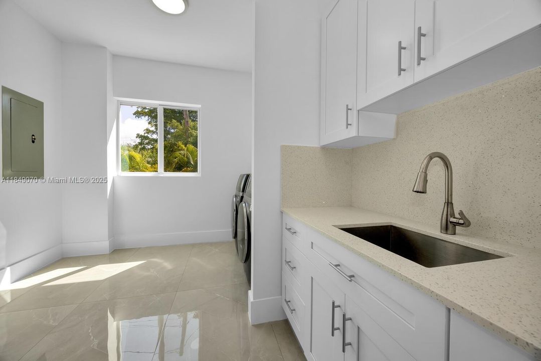 Recently Sold: $4,695,000 (5 beds, 6 baths, 5943 Square Feet)