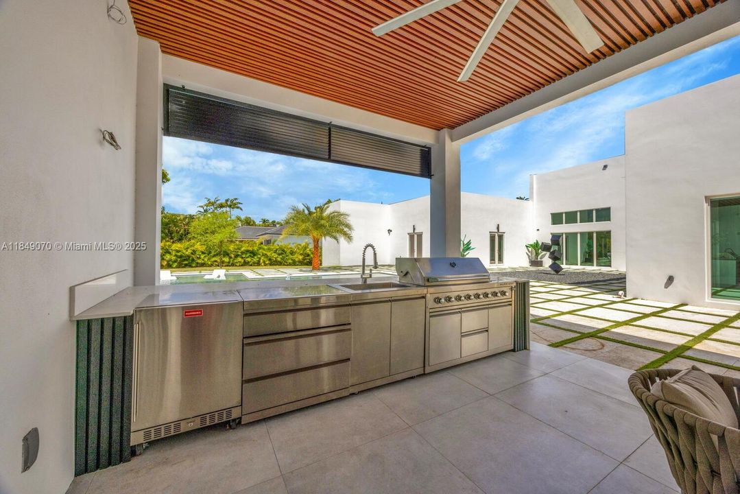 Recently Sold: $4,695,000 (5 beds, 6 baths, 5943 Square Feet)