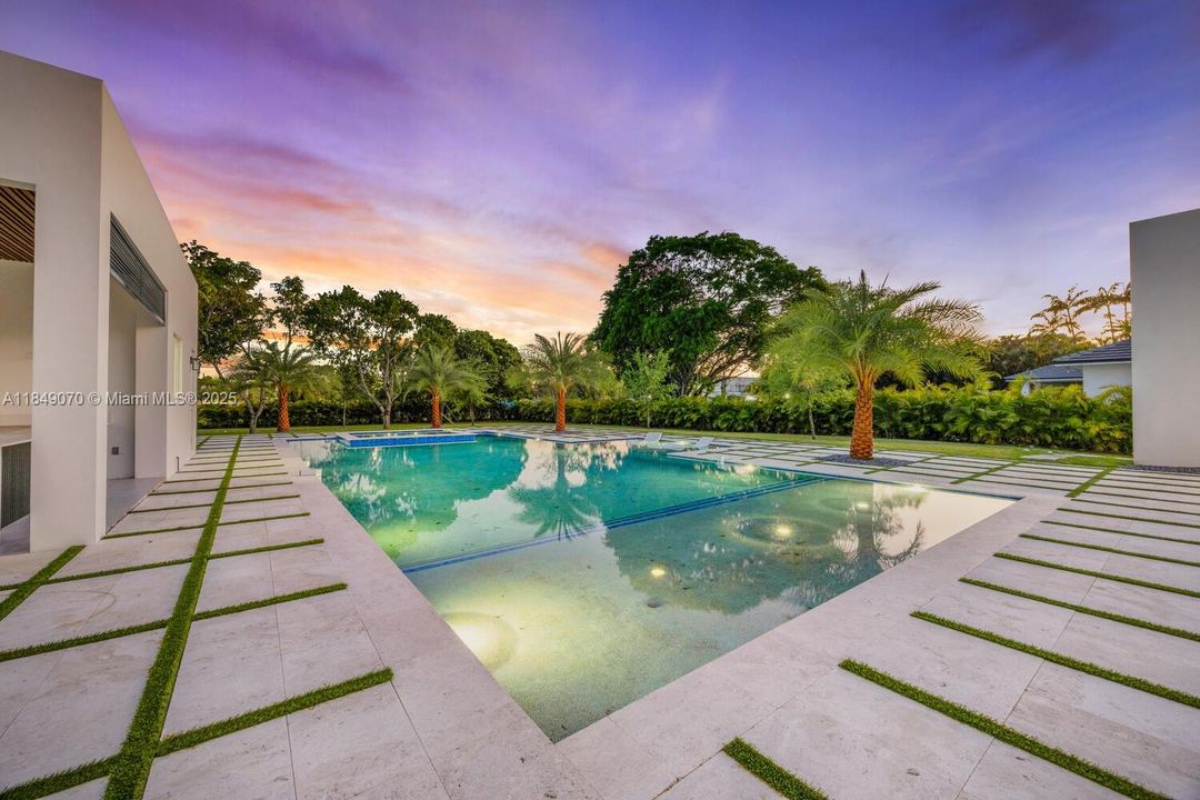 Recently Sold: $4,695,000 (5 beds, 6 baths, 5943 Square Feet)