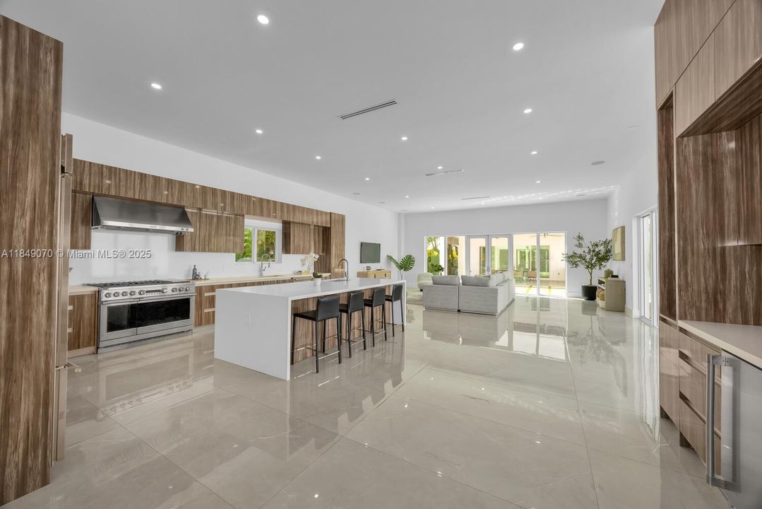 Recently Sold: $4,695,000 (5 beds, 6 baths, 5943 Square Feet)