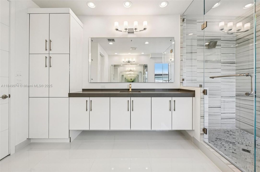 Недавно продано: $2,999,000 (5 спален, 5 ванн, 5330 Квадратных фут)