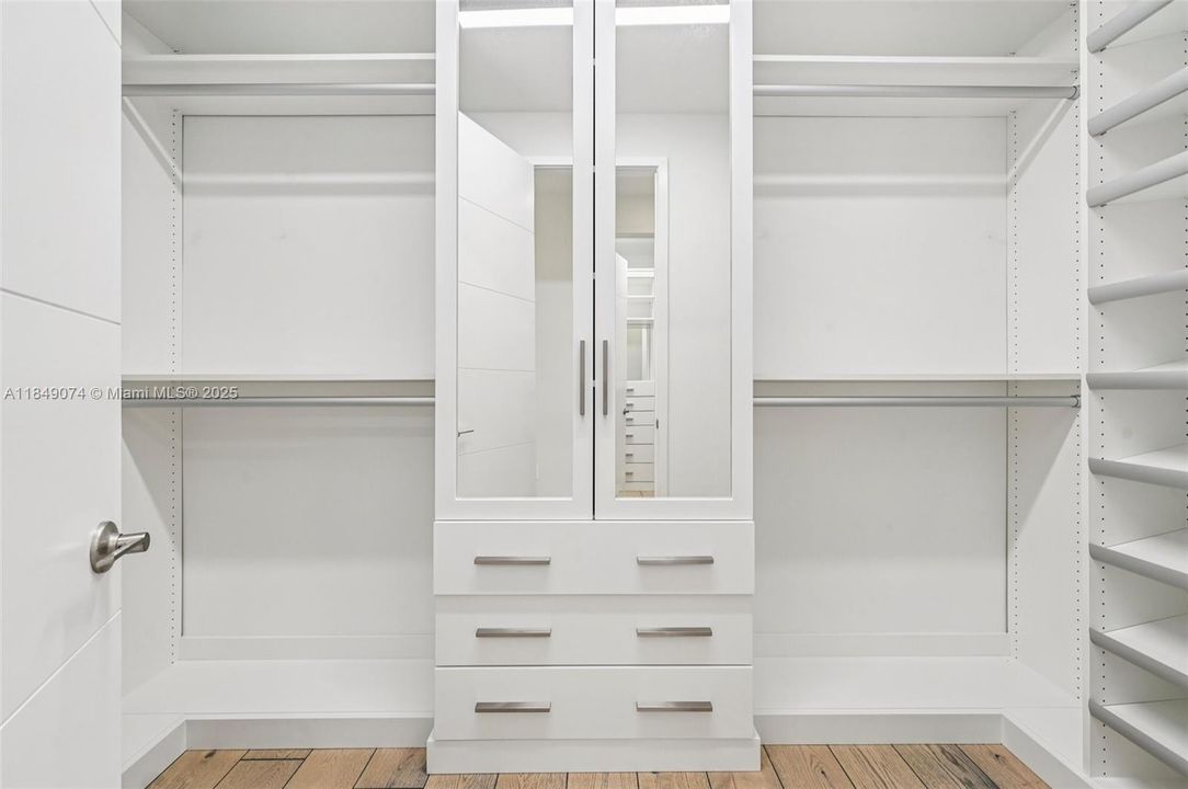 Недавно продано: $2,999,000 (5 спален, 5 ванн, 5330 Квадратных фут)