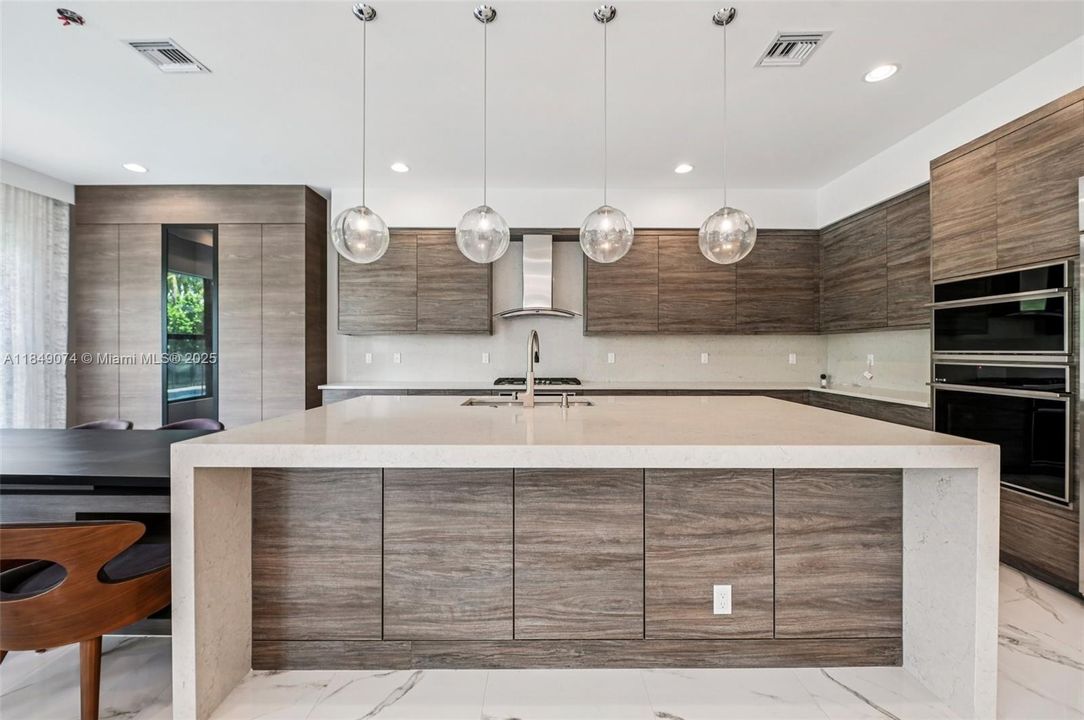 Недавно продано: $2,999,000 (5 спален, 5 ванн, 5330 Квадратных фут)