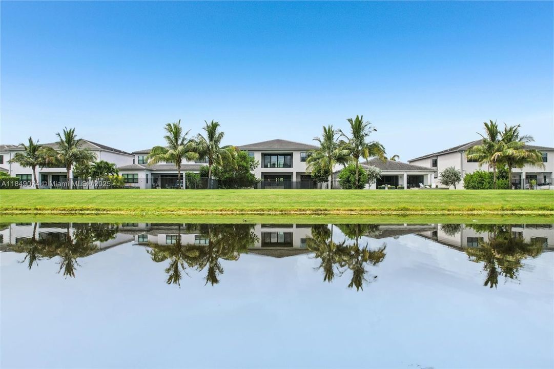 Недавно продано: $2,999,000 (5 спален, 5 ванн, 5330 Квадратных фут)