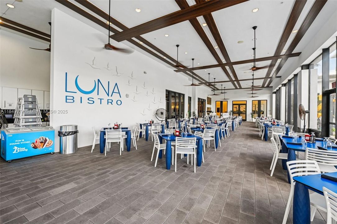 Недавно продано: $2,999,000 (5 спален, 5 ванн, 5330 Квадратных фут)