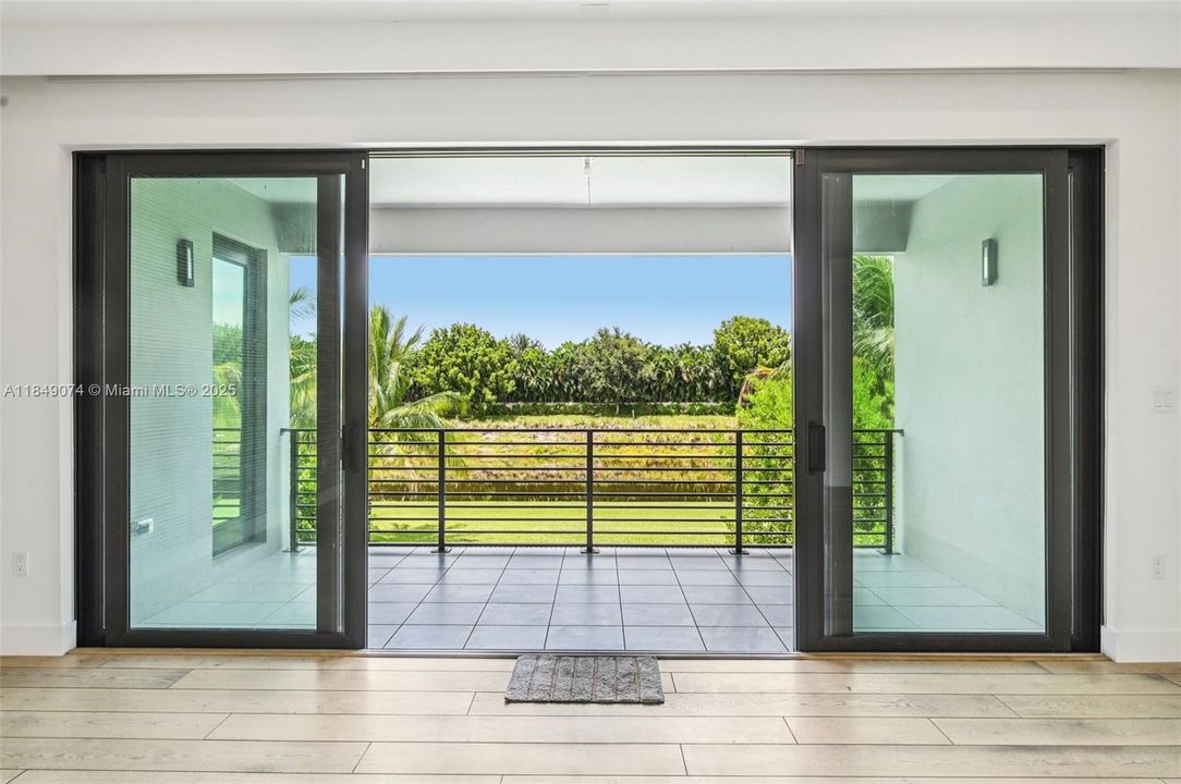 Недавно продано: $2,999,000 (5 спален, 5 ванн, 5330 Квадратных фут)