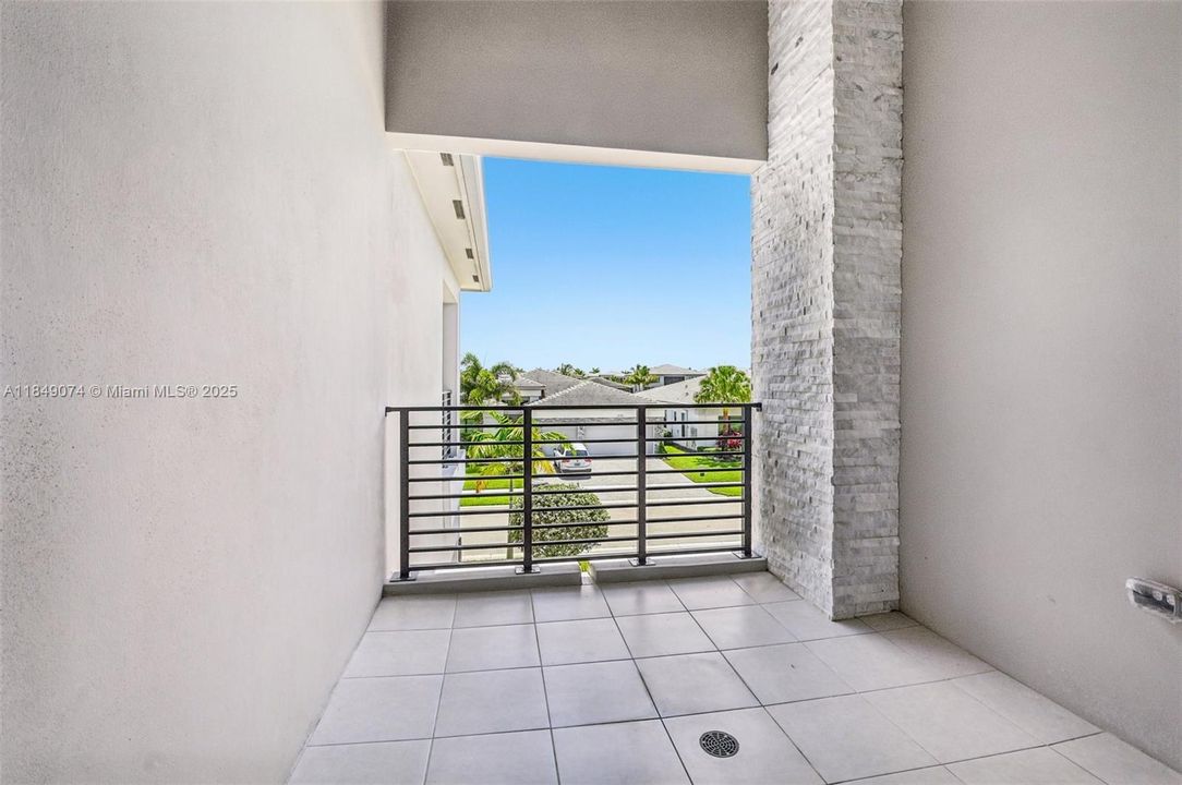 Недавно продано: $2,999,000 (5 спален, 5 ванн, 5330 Квадратных фут)