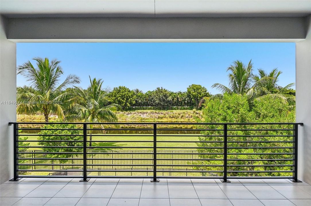 Недавно продано: $2,999,000 (5 спален, 5 ванн, 5330 Квадратных фут)