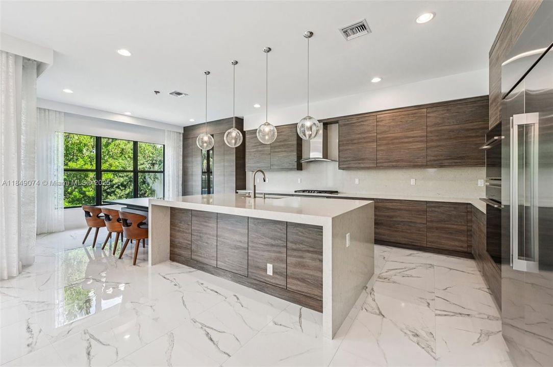 Недавно продано: $2,999,000 (5 спален, 5 ванн, 5330 Квадратных фут)