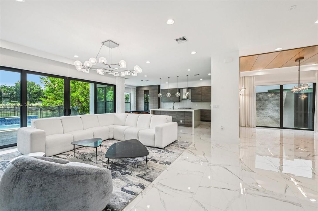 Недавно продано: $2,999,000 (5 спален, 5 ванн, 5330 Квадратных фут)