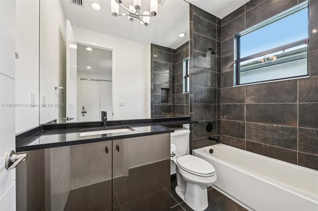 Недавно продано: $2,999,000 (5 спален, 5 ванн, 5330 Квадратных фут)