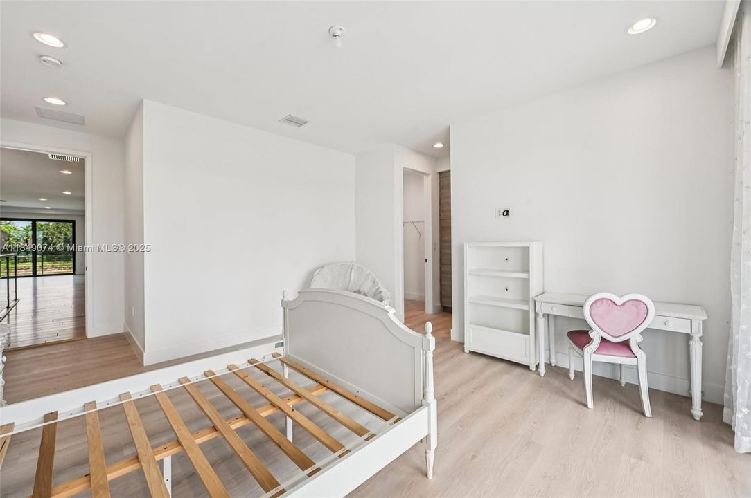 Недавно продано: $2,999,000 (5 спален, 5 ванн, 5330 Квадратных фут)