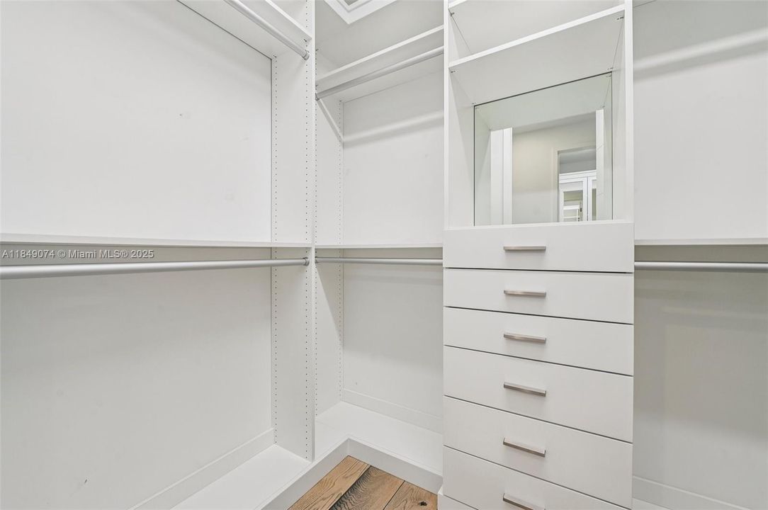 Недавно продано: $2,999,000 (5 спален, 5 ванн, 5330 Квадратных фут)