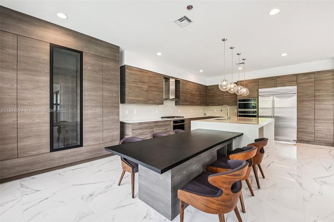 Недавно продано: $2,999,000 (5 спален, 5 ванн, 5330 Квадратных фут)