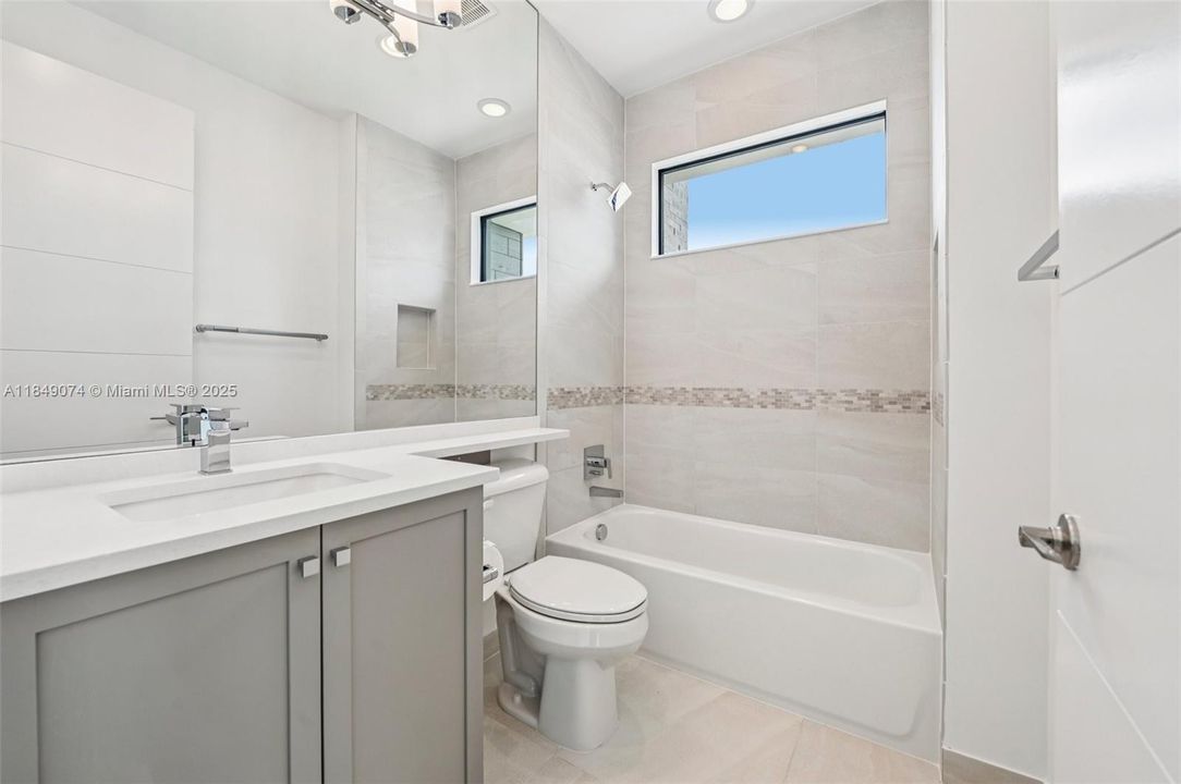 Недавно продано: $2,999,000 (5 спален, 5 ванн, 5330 Квадратных фут)