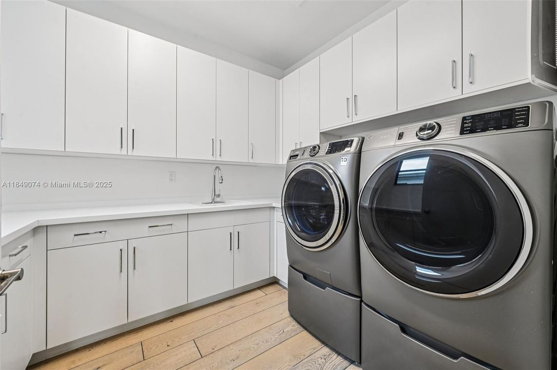 Недавно продано: $2,999,000 (5 спален, 5 ванн, 5330 Квадратных фут)