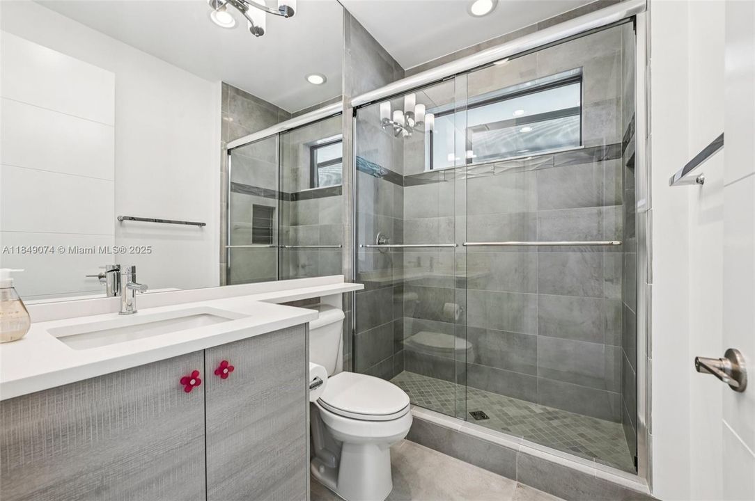 Недавно продано: $2,999,000 (5 спален, 5 ванн, 5330 Квадратных фут)