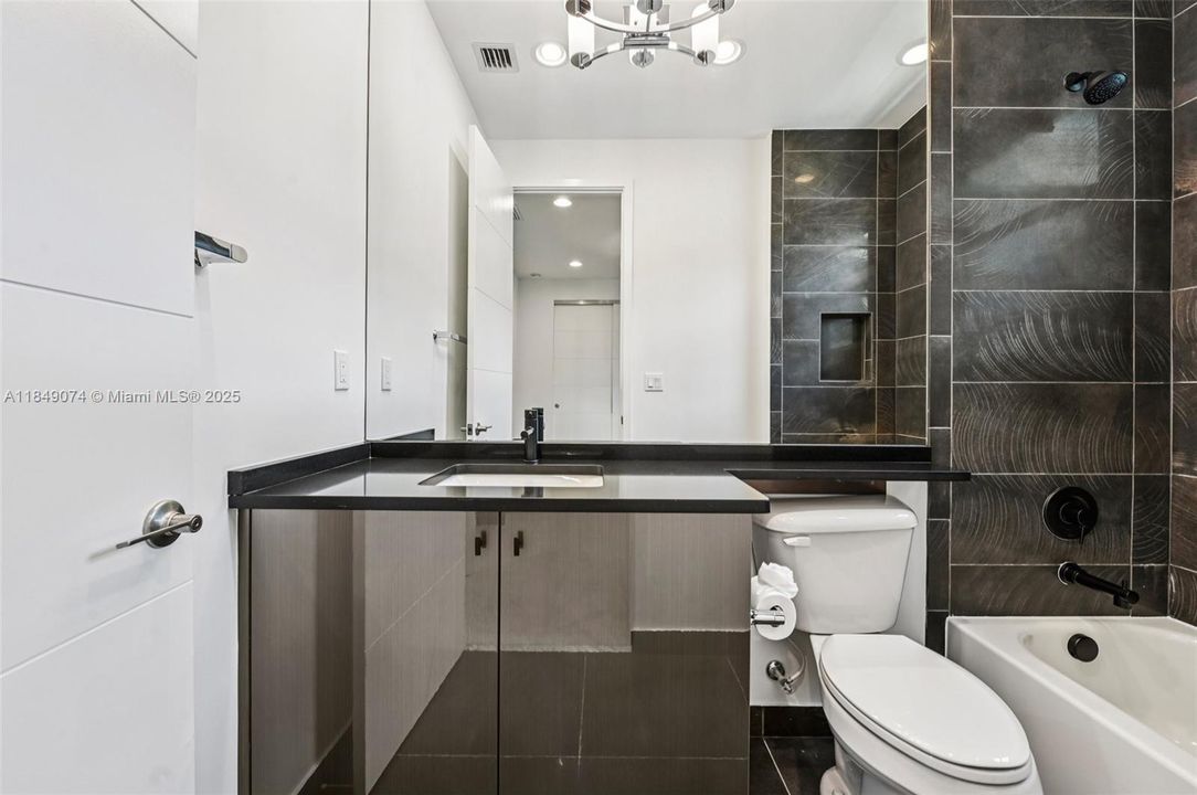 Недавно продано: $2,999,000 (5 спален, 5 ванн, 5330 Квадратных фут)