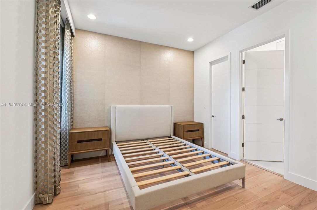 Недавно продано: $2,999,000 (5 спален, 5 ванн, 5330 Квадратных фут)