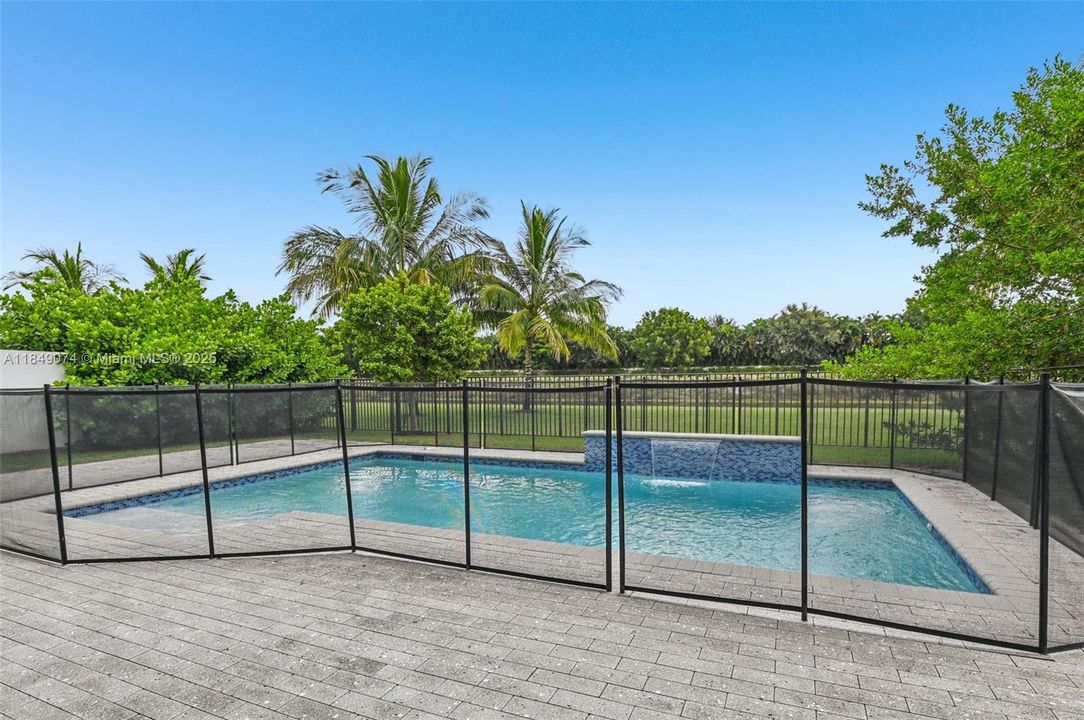 Недавно продано: $2,999,000 (5 спален, 5 ванн, 5330 Квадратных фут)